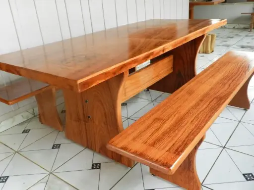 Mesa rústica com 2 bancos para área externa